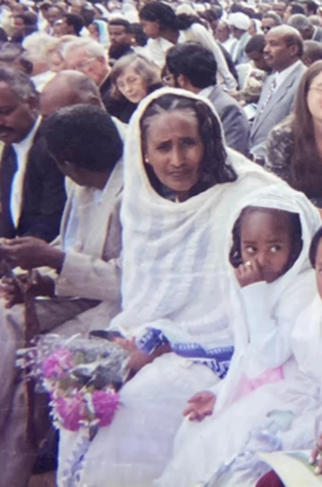 ኣስቴር በየነ በዓልቲ ቤቱ ንዶ/ር ኣለክሳንደር ምስ ጓሎም ኣማለ