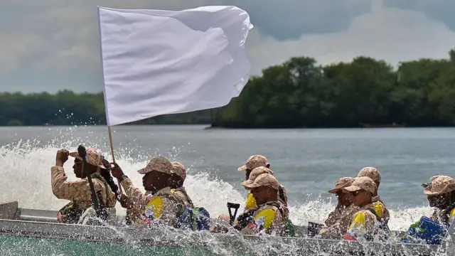 Decenas de combatientes se movilizaron a los centros de normalización en botes.