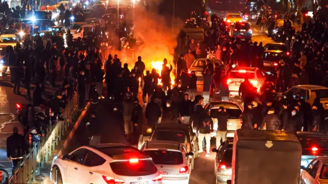 तेहरानमध्ये 9 जानेवारी 2026 ला एका आंदोलनादरम्यान इराणी लोक रस्त्यावर अडथळा निर्माण करत आहेत 