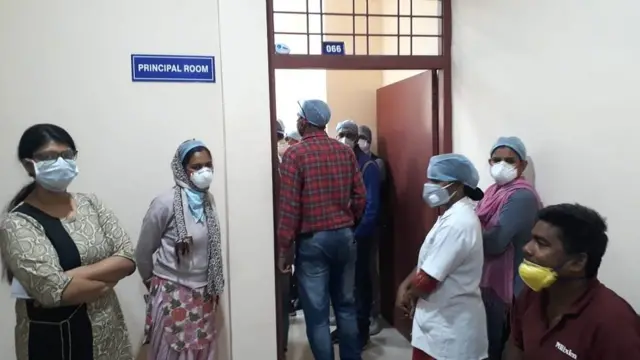 RUHS प्रिंसिपल के पास अव्यवस्थाओं की शिकायत करने पहुंचे नर्सिंग स्टाफ