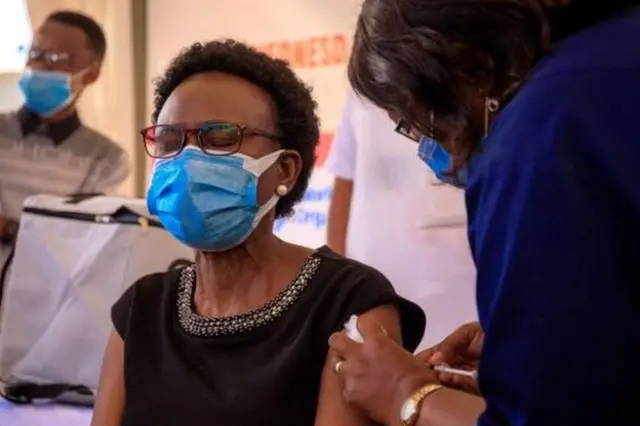 Jane Ruth Aceng minisitiri w'ubuzima wa Uganda atangiza gahunda yo gukingira kuwa kane