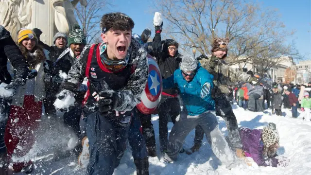 ワシントンのデュポント・サークルでは24日朝に雪合戦
