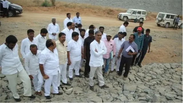 సాగునీటి ప్రాజెక్టుల పనులు పరిశీలిస్తున్న మంత్రి హరీశ్ రావు