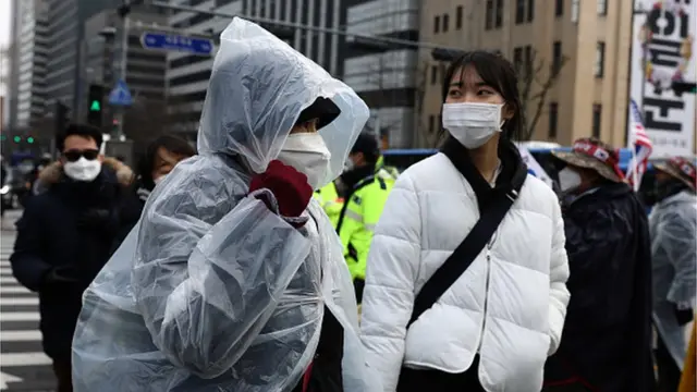 దక్షిణకొరియాలో మాస్కులతో ప్రజలు