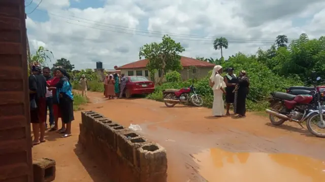 Crowd gada for di couple compound to witness dia burial