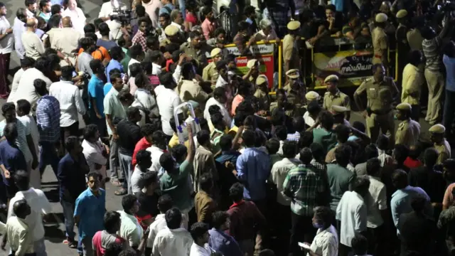 கருணாநிதி உடல் நிலை: நள்ளிரவு திடீர் சிக்கல், மருத்துவமனையில் சேர்ப்பு