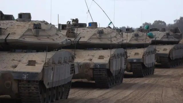 গাজার সীমান্তে ট্যাঙ্কের বহর