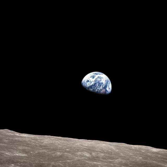 Sida dhulku u soo baxayo marka dayaxa dushiisa la joogo. sawirka waxaa qaaday Apollo 8