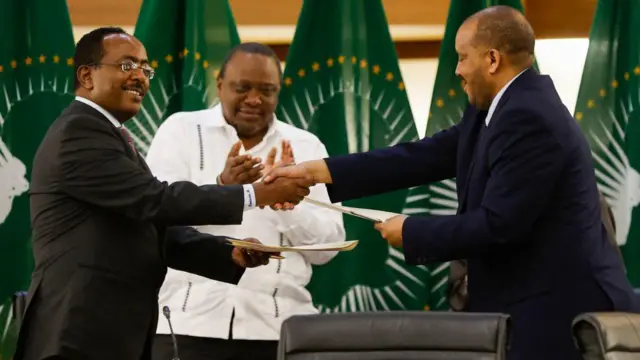 የኢትዮጵያ እና የህወሓት ተወካዮች ሲጨባበጡ