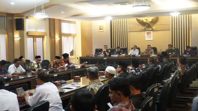 Demi menjaga keamanan dan kondusifitas, Pemerintah Kabupaten Kuningan secara resmi melarang kegiatan Jalsah Salanah yang diselenggarakan oleh Jemaah Ahmadiyah Indonesia.