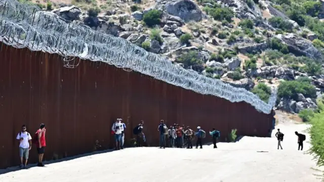 Migrantes entram nos EUA ao lado do muro da fronteira EUA-Méxicocasino bwin bonusJacumba Hot Springs, Califórnia, junhocasino bwin bonus2024