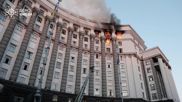 Будівля Кабміну на верхніх поверхах видно пожежу 