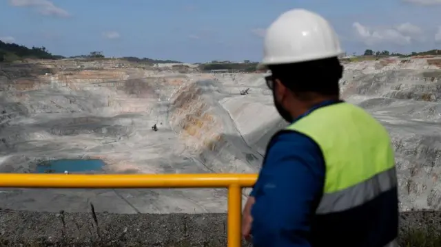 Obrero en la mina de cobre