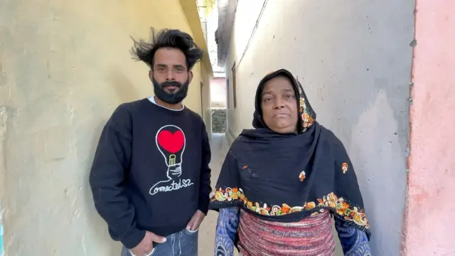 सैफ आणि त्याची आई संजिदा, हा सगळा प्रकार झाल्यावरही गावातच थांबले.