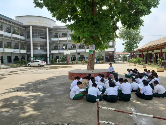 စစ်ကောင်စီလက်ထက်မှာ တက္ကသိုလ်ဝင်တန်းဝင်ရောက်ဖြေဆိုသူ သိန်းနဲ့ချီ ကျဆင်း