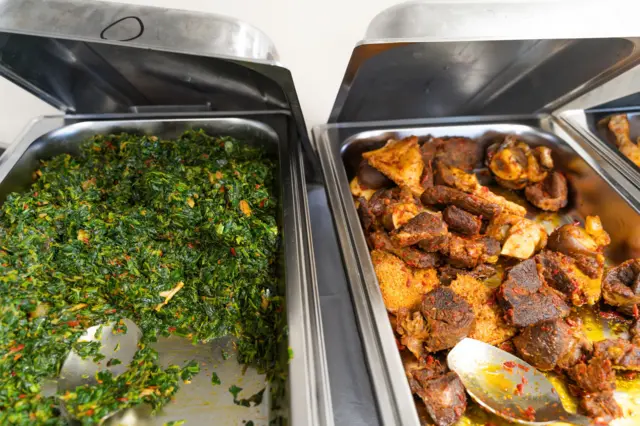 Buffet africain avec soupe de boeuf et légumes cuits à la vapeur