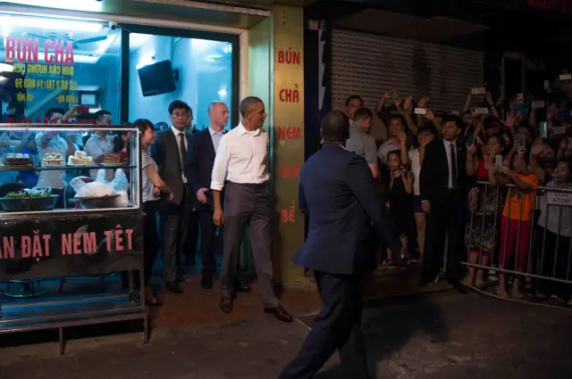 Trong chuyến công du tới Việt Nam hồi tháng 5/2016, Tổng thống Mỹ Barack Obama đã tới quán bún chả Hương Liên trên phố Lê Văn Hưu, gọi 2 suất bún chả và 2 chai bia, cùng thưởng thức với đầu bếp quá cố Anthony Bourdain Trong chuyến công du tới Việt Nam hồi tháng 5/2016, Tổng thống Mỹ Barack Obama đã tới quán bún chả Hương Liên trên phố Lê Văn Hưu, gọi 2 suất bún chả và 2 chai bia, cùng thưởng thức với đầu bếp quá cố Anthony Bourdain