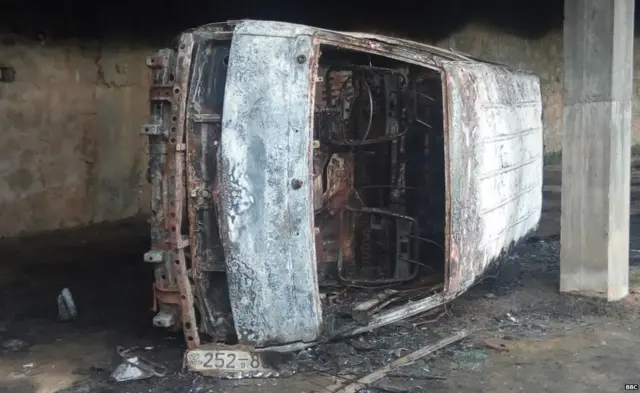 ගිණි ගෙන දැවුණු මෝටර් රථයක්