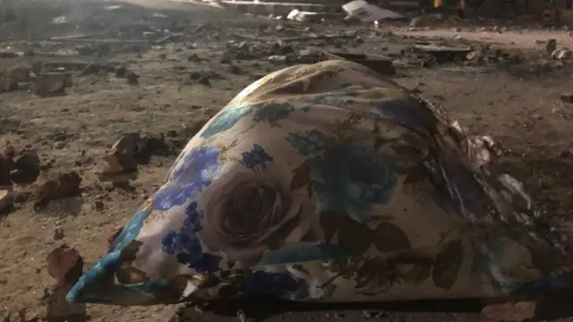 बाबरपुर के पास गद्दे तकिए के शोरूम के बाहर का मंज़र