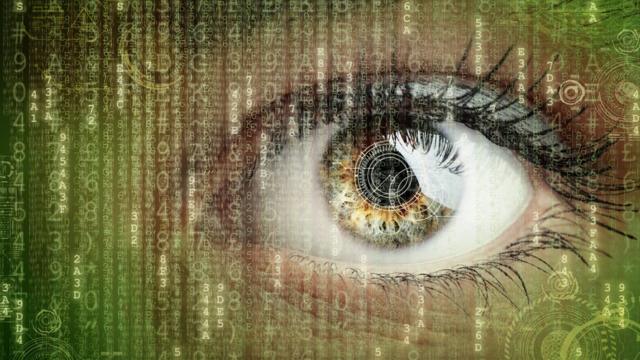 Глаз на фоне компьютерного кода
