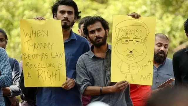 மாணவர்கள்