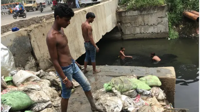 सीवर में काम करते मज़दूर