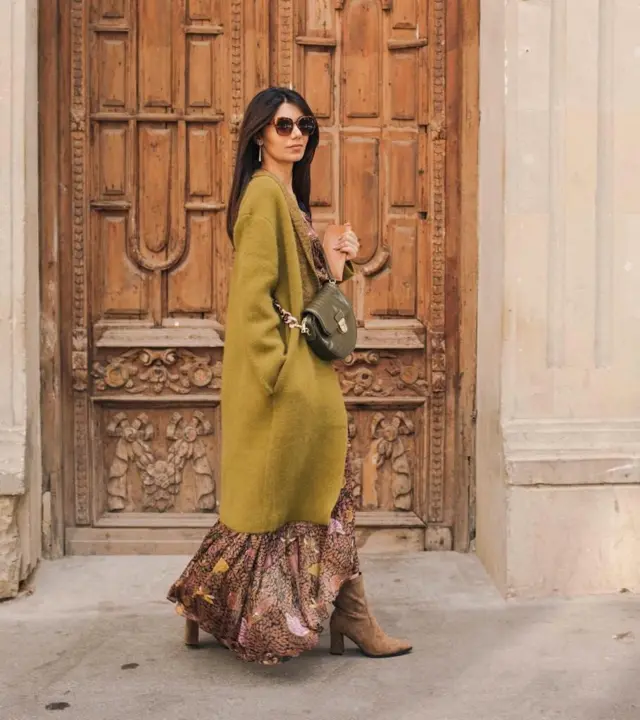 xalat palto, boyundan asılan çanta, çəkmə