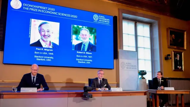 Peter Fredriksson, presidente del Comité de Ciencias Económicas, Goran K. Hansson, secretario permanente de la Real Academia de las Ciencias de Suecia y Tommy Andersson, miembro del comité.