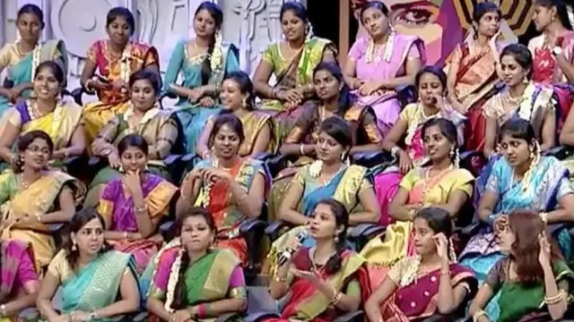 టీవీ కార్యక్రమంలోని పాల్గొన్న మహిళలు