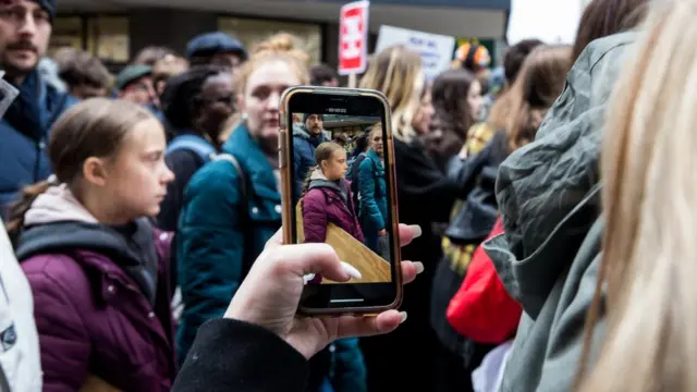 گرتا تونبرگ در تظاهرات معترضان به تغییرات اقلیمی در شهر لوزان سوئیس