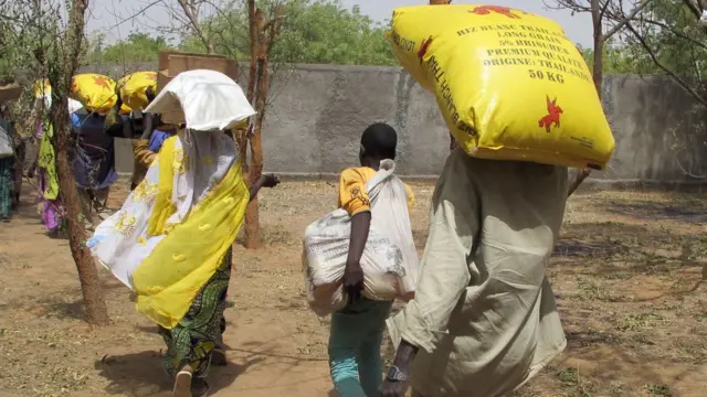 People wey carry food for head