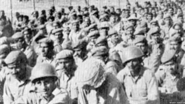 ਭਾਰਤੀ ਫੌਜੀਆਂ ਦੇ ਸਾਹਮਣੇ ਹਥਿਆਰ ਰੱਖਣ ਮਗਰੋਂ ਪਾਕਿਸਤਾਨੀ ਸੈਨਿਕ, ਜੰਗਬੰਦੀ ਕੈਂਪ ਵਿੱਚ