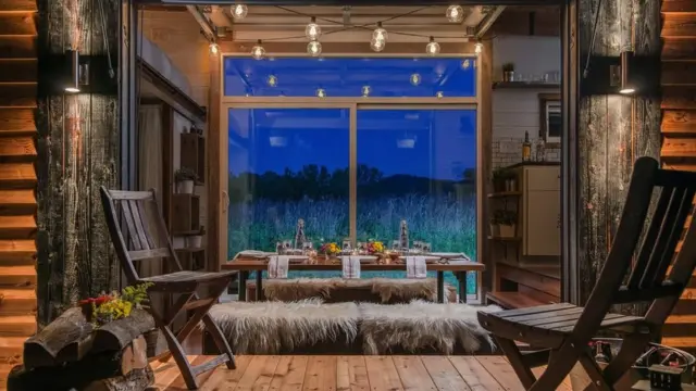 많은 소규모 주택 거주자들은 삶의 방식에서 나오는 평온함과 소박함을 즐기고 있다