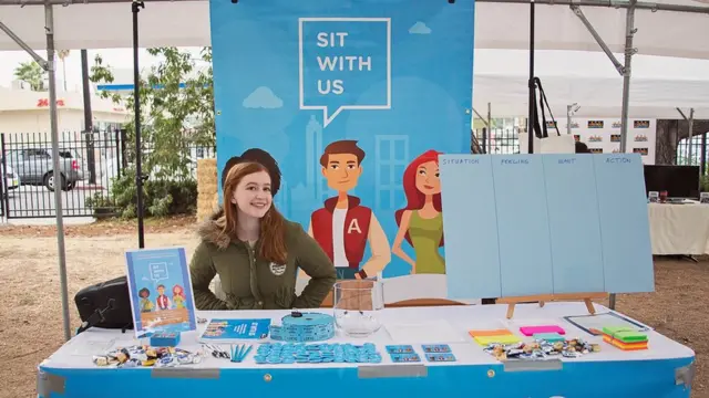 Natalie Hampton promocionando su aplicación anti-bullying.