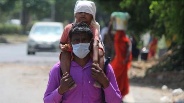 印度防疫封鎖讓無數農民工失去工作，徒步返回家鄉。