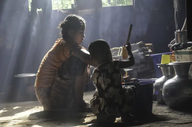ရသေ့တောင်မြို့ ချောင်းဝရပ်ကွက်ရှိ စက်မှုဂိုဒေါင်တစ်ခုက စစ်ဘေးရှောင်တွေ