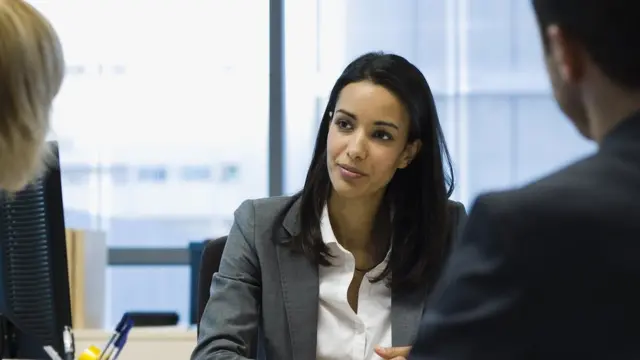 Personnes dans une banque