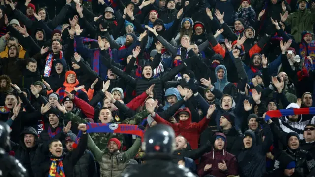 Фанаты на стадионе