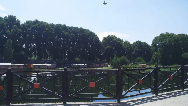 ঝিলমের বুকে সার সার হাউসবোটও এখন চুপচাপ বসে আছে