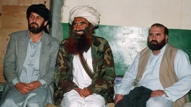 طالبان تایید کرده که آقای حقانی (نفر وسط) برای مدت طولانی بیماری بوده است