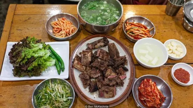 Không giống như các nhà hàng galbi khác ở Seoul, các món ăn phụ kèm được phục vụ tại Joseonok đã không thay đổi qua nhiều thế hệ.