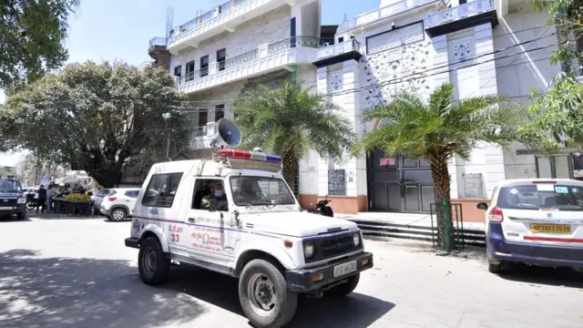 দিল্লির উপকণ্ঠে নয়ড়ায় এক মসজিদের সামনে পুলিশ প্রহরা।