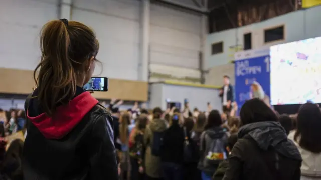 Девочка снимает встречу с блогером на телефон