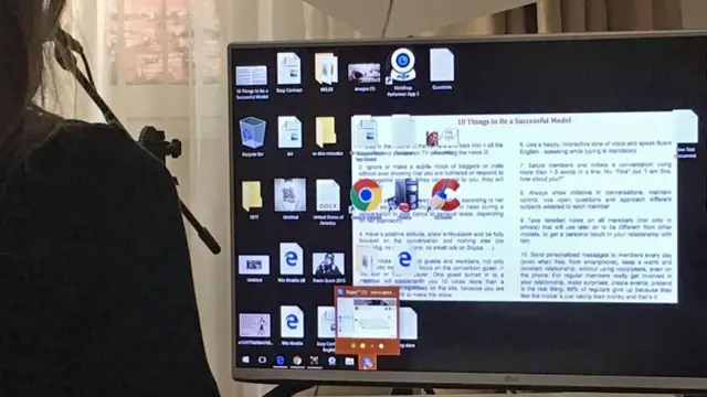 মডেলদের উৎসাহ দেয়া হয়, তারা যেন গ্রাহকদের প্রতিদিন ম্যাসেজ পাঠায়