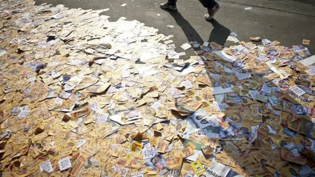 Santinhos de candidatos espalhados pela rua