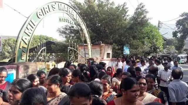 இலங்கையில் பள்ளி அதிபரை முழந்தாழிட வைத்த முதல்வர்