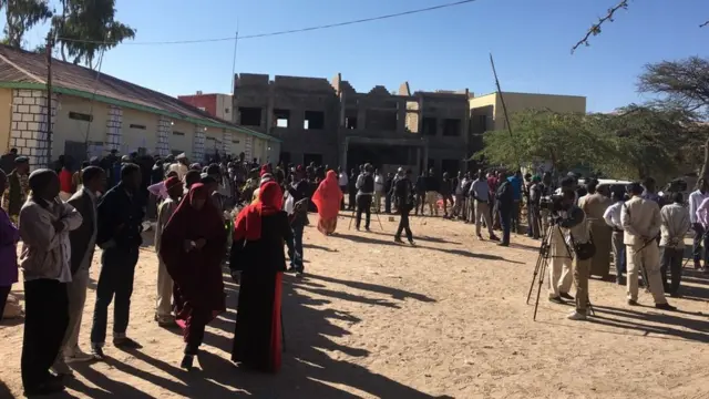 Xarunta hay'adda shaqaalaha dowladda ee Hargeysa waxaa isugu tagay boqollaal qof