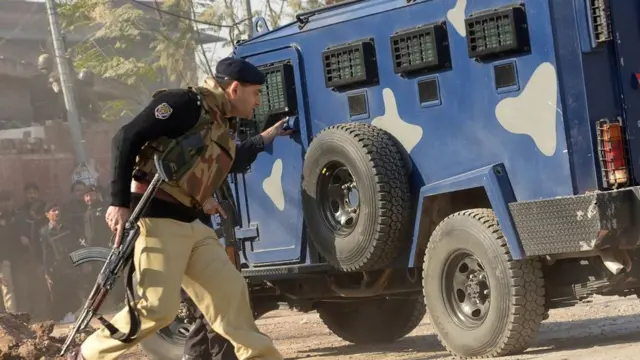 कार की तरफ़ दौड़ता जवान