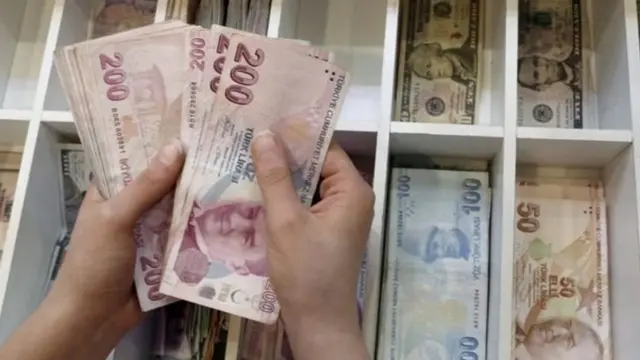 Mata uang Turki, lira terus anjlok.