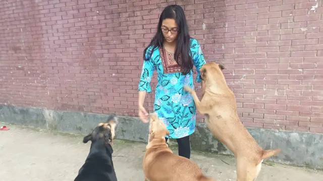 U xotinini ikkita qora tanli erkakka berdi.